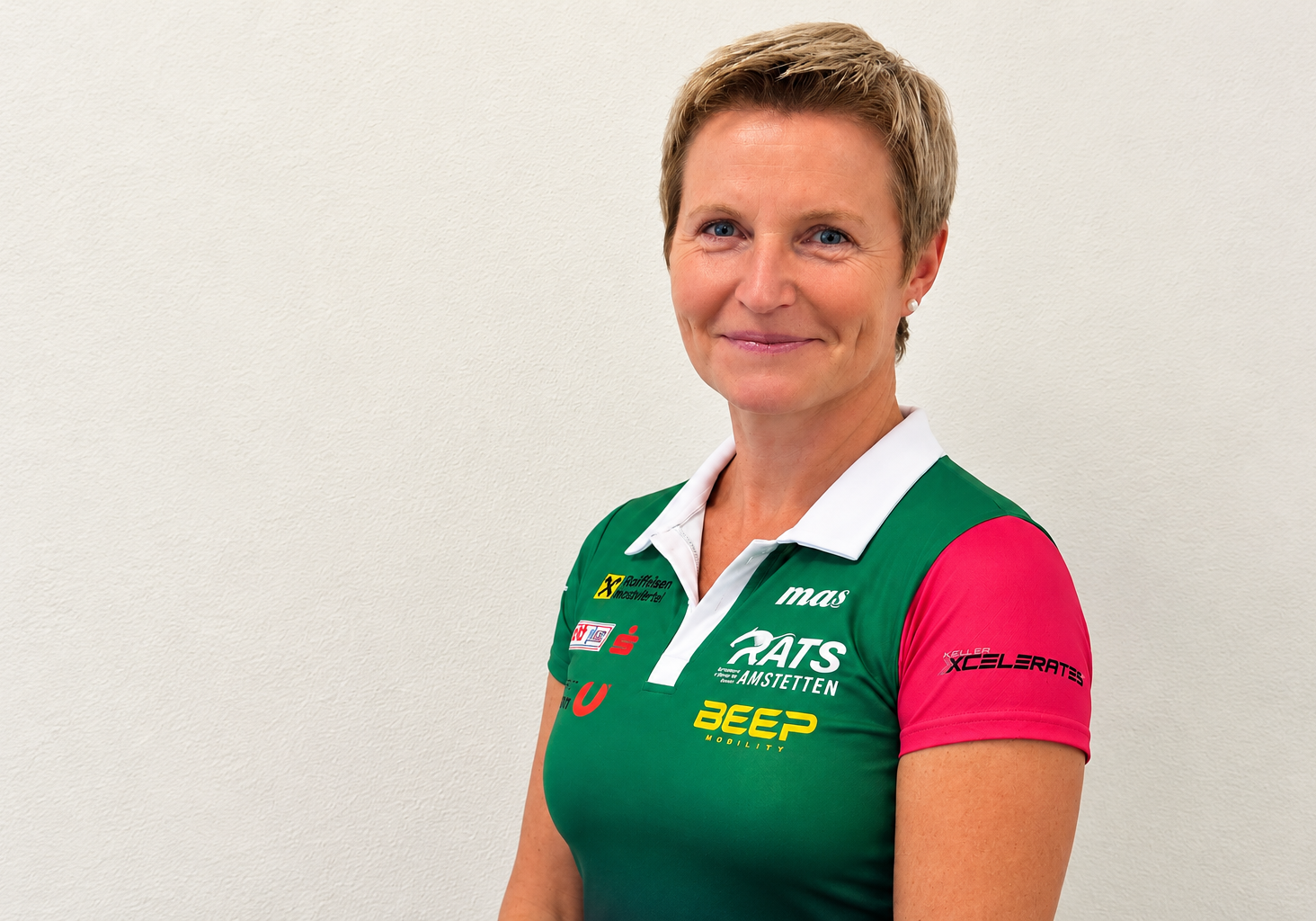 Sportliches Team-Porträt mit Sponsorlogos